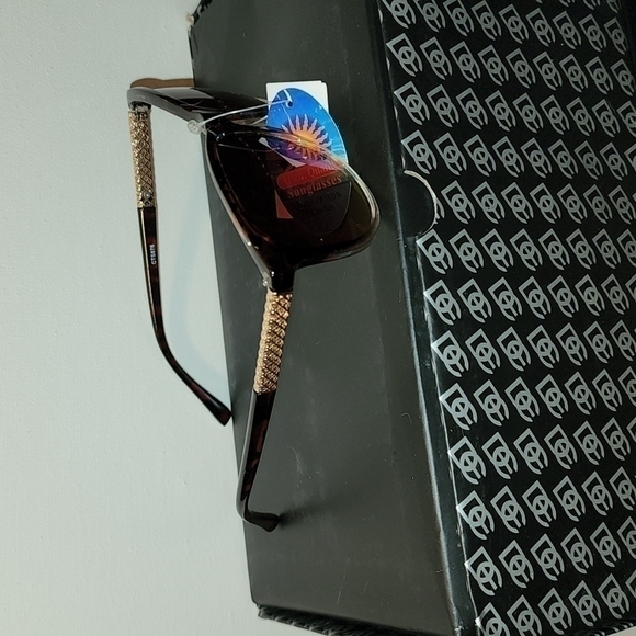 Designer sunglasses - Picture 7 of 8